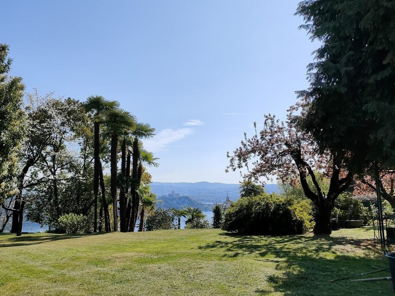 Giardino con prato e vista sul Lago Maggiore