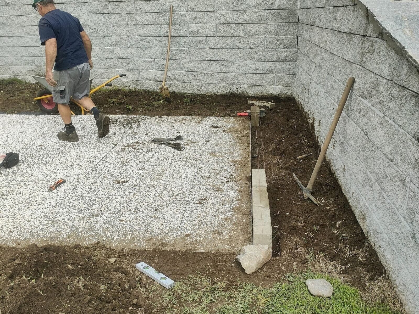 Preparazione del terreno per un nuovo prato