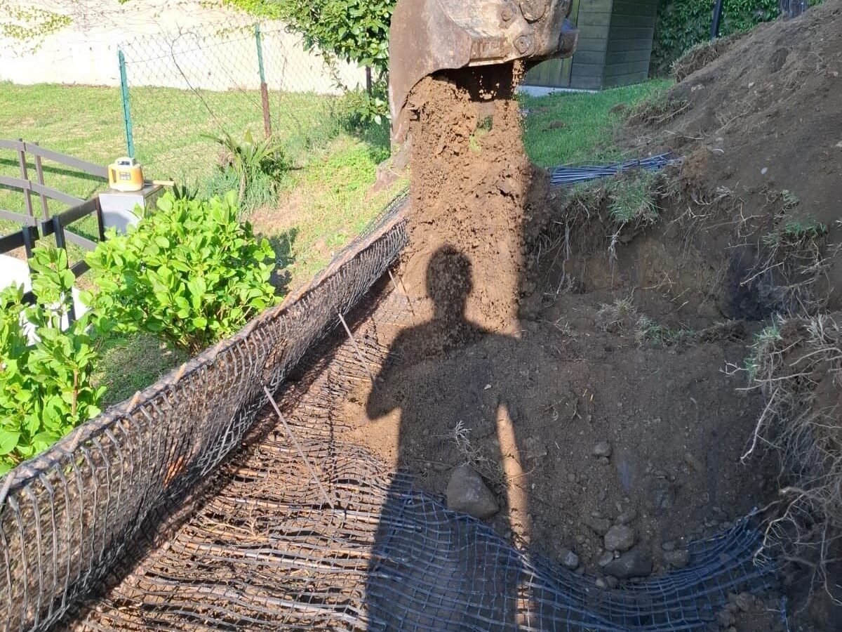 Lavorazione del terreno in un giardino